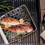 Char-Broil Grillkorb aus Edelstahl mit Fisch und Gemüse auf einem Grill.