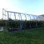 Klasika Arch Gewächshaus 18m² mit Polycarbonat, Tür offen. Robustes Bogen-Gewächshaus für Garten.