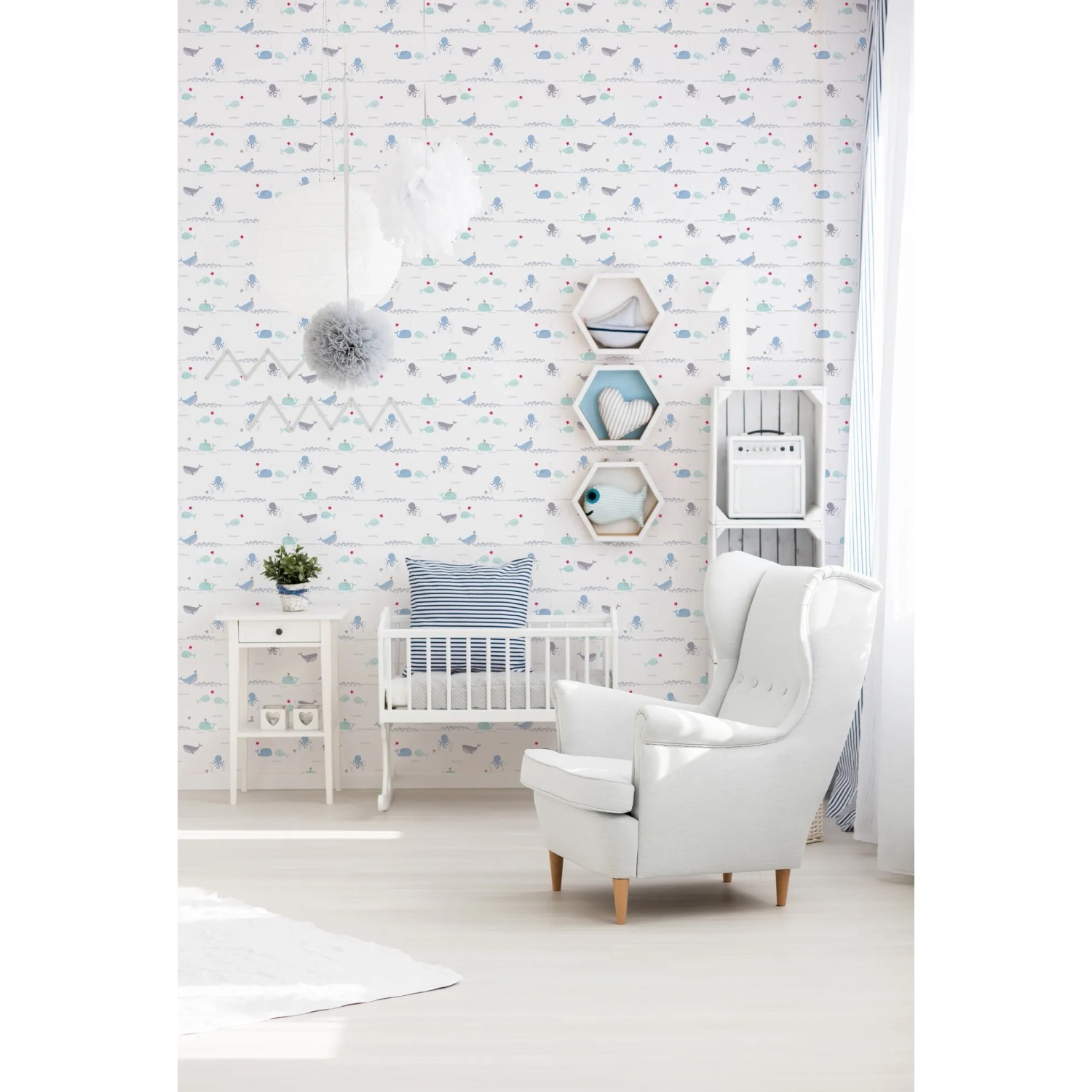 Kinderzimmer mit Vliestapete mit Tieren in Blau und Grau. Dekorative Tapete mit Tiermotiven.