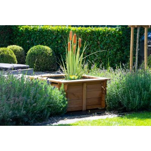 Quadratischer Dobar Gartenteich aus Kiefernholz mit Teichfolie und Bepflanzung im Garten.