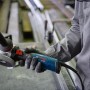 Bosch Professional GWS 14-125 Solo Winkelschleifer in Aktion, blau/schwarz.