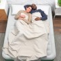 Bestway Luftbett (203x152x46cm) mit Paar unter Decke. Ideal für Camping oder als Gästebett.