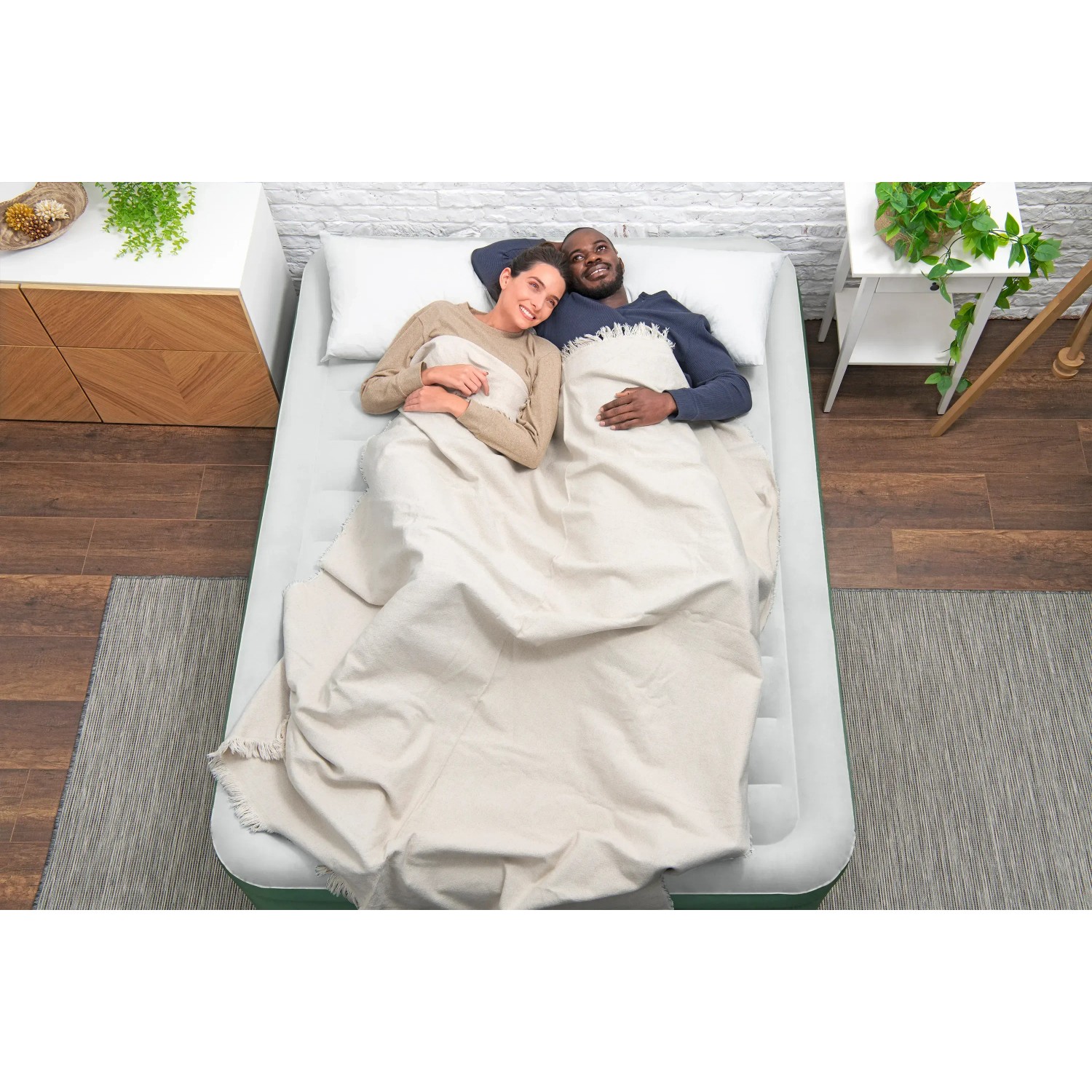 Bestway Luftbett (203x152x46cm) mit Paar unter Decke. Ideal für Camping oder als Gästebett.