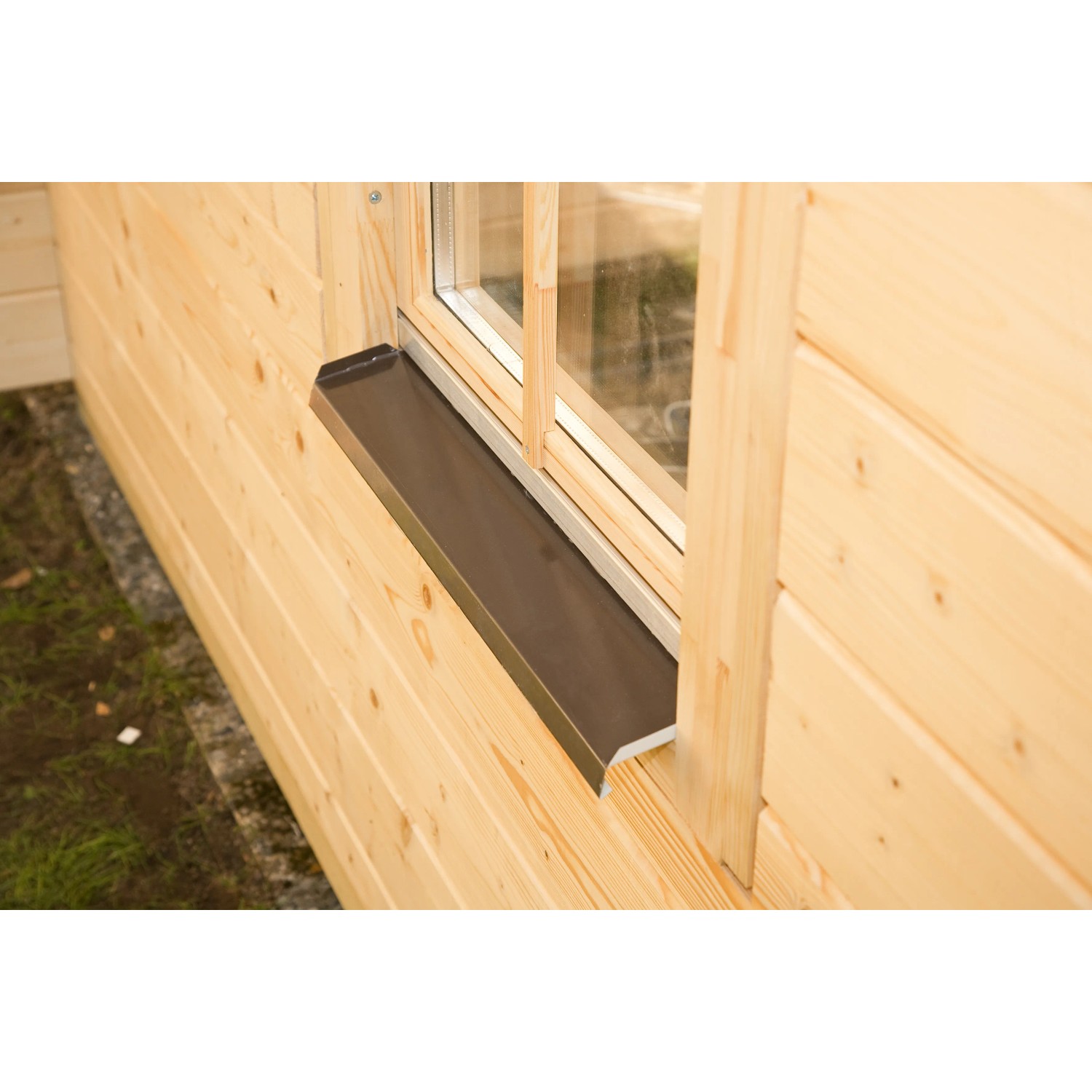 Detailansicht Fenster mit Fensterbank am Skan Holz Gartenhaus Montral.