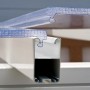 Detailaufnahme der weißen Palram Canopia Terrassenüberdachung mit Doppelstegplatten.