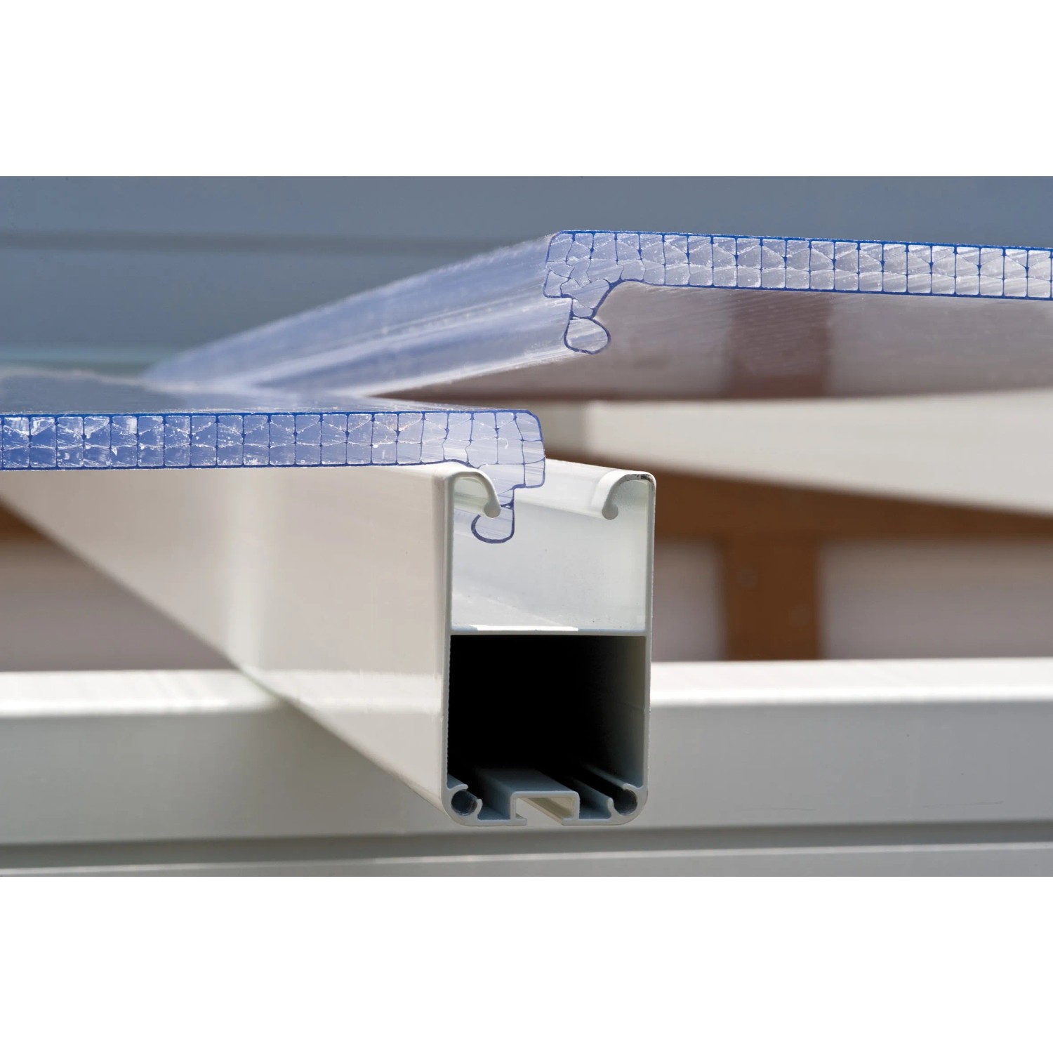 Detailaufnahme der weißen Palram Canopia Terrassenüberdachung mit Doppelstegplatten.