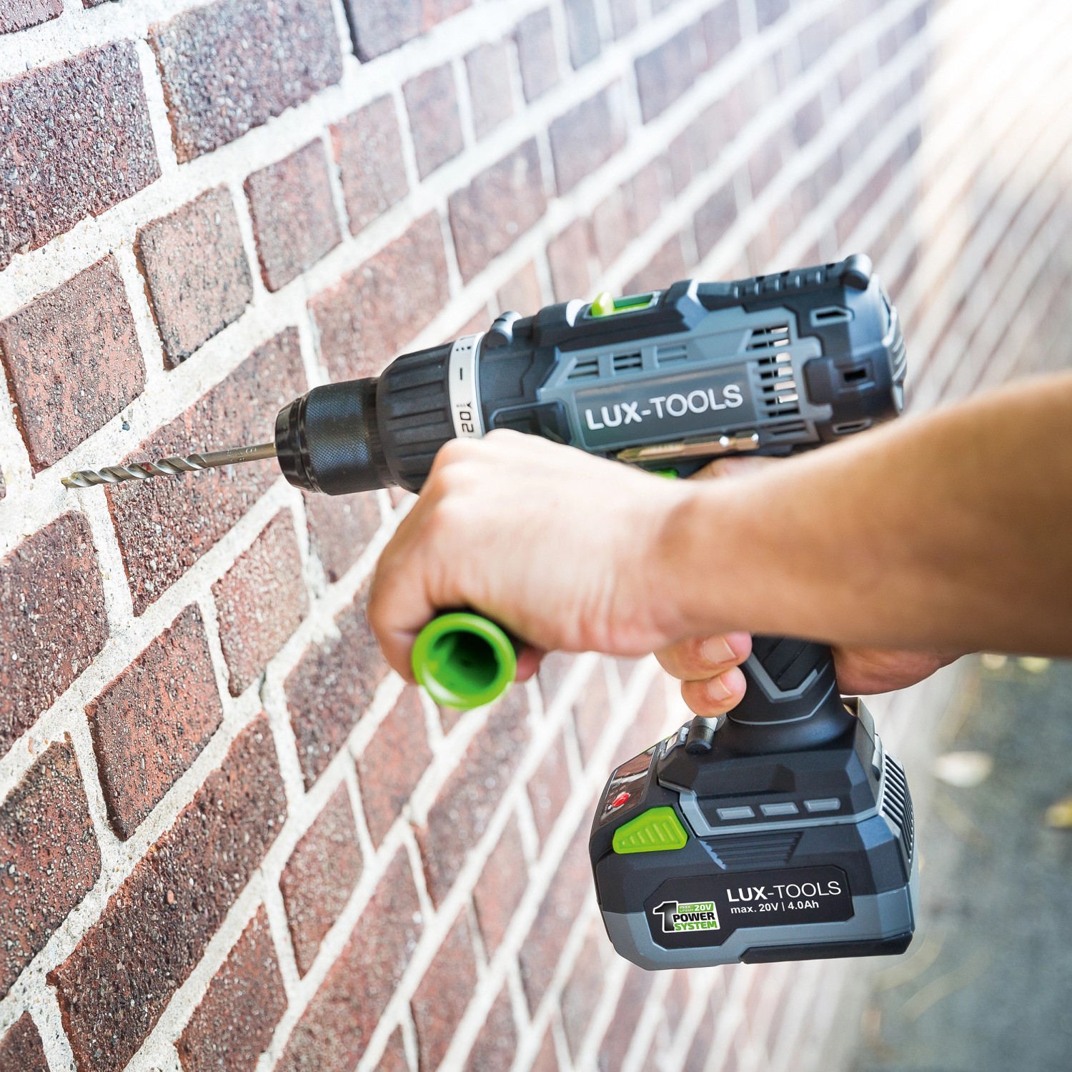 LUX Akku-Schlagbohrschrauber A-BS-20/S beim Bohren in eine Ziegelwand.