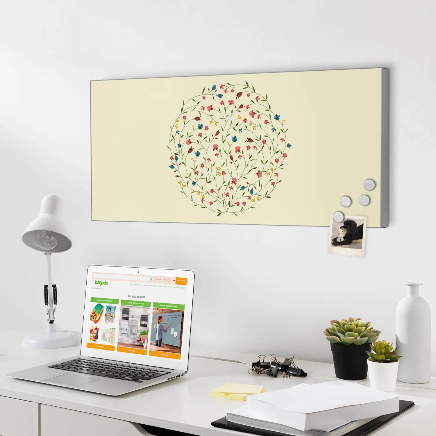 Silberne Magnettafel 78x37cm mit Blumenreigen-Motiv und Magneten als Wanddekoration.