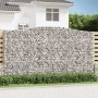 Gefüllte vidaXL Gabione mit Hochbogen als dekorativer Sichtschutz im Garten.