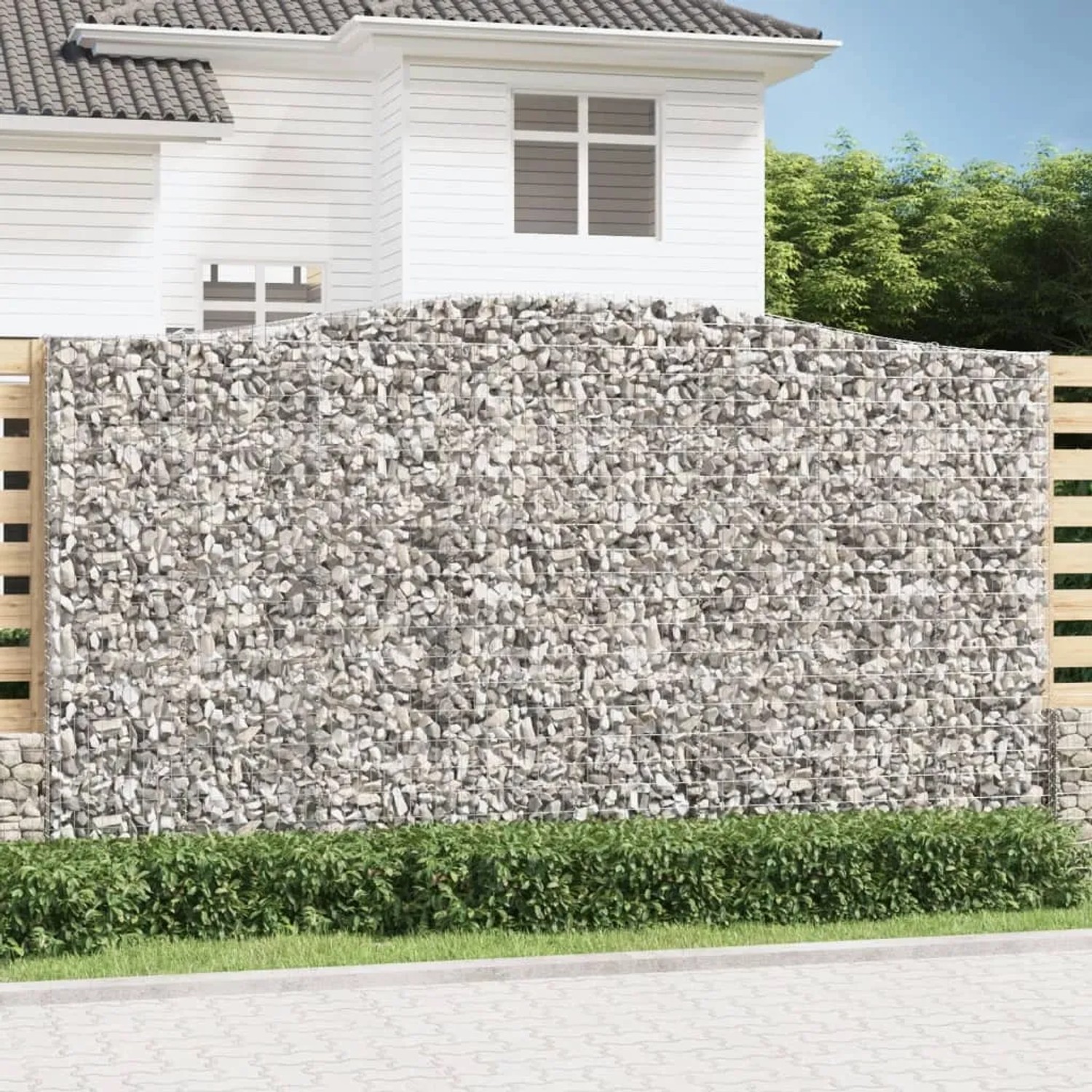 Gefüllte vidaXL Gabione mit Hochbogen als dekorativer Sichtschutz im Garten.