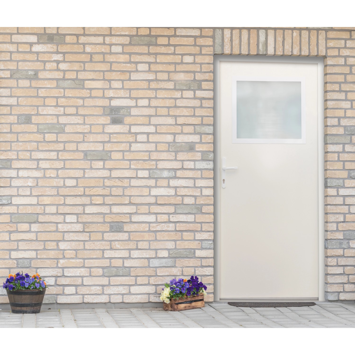 Weiße Stahl-Nebeneingangstür NS2, nach innen öffnend, mit Fenster und Anschlag links.