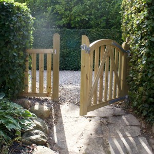 Geöffnetes, druckimprägniertes Ligno Nadelholz Gartentor, links angeschlagen, 100x88 cm.