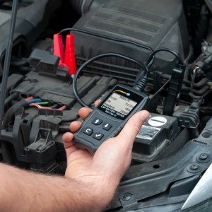 PCE Instruments KFZ Batterietester CBA 10 im Einsatz an einer Autobatterie.