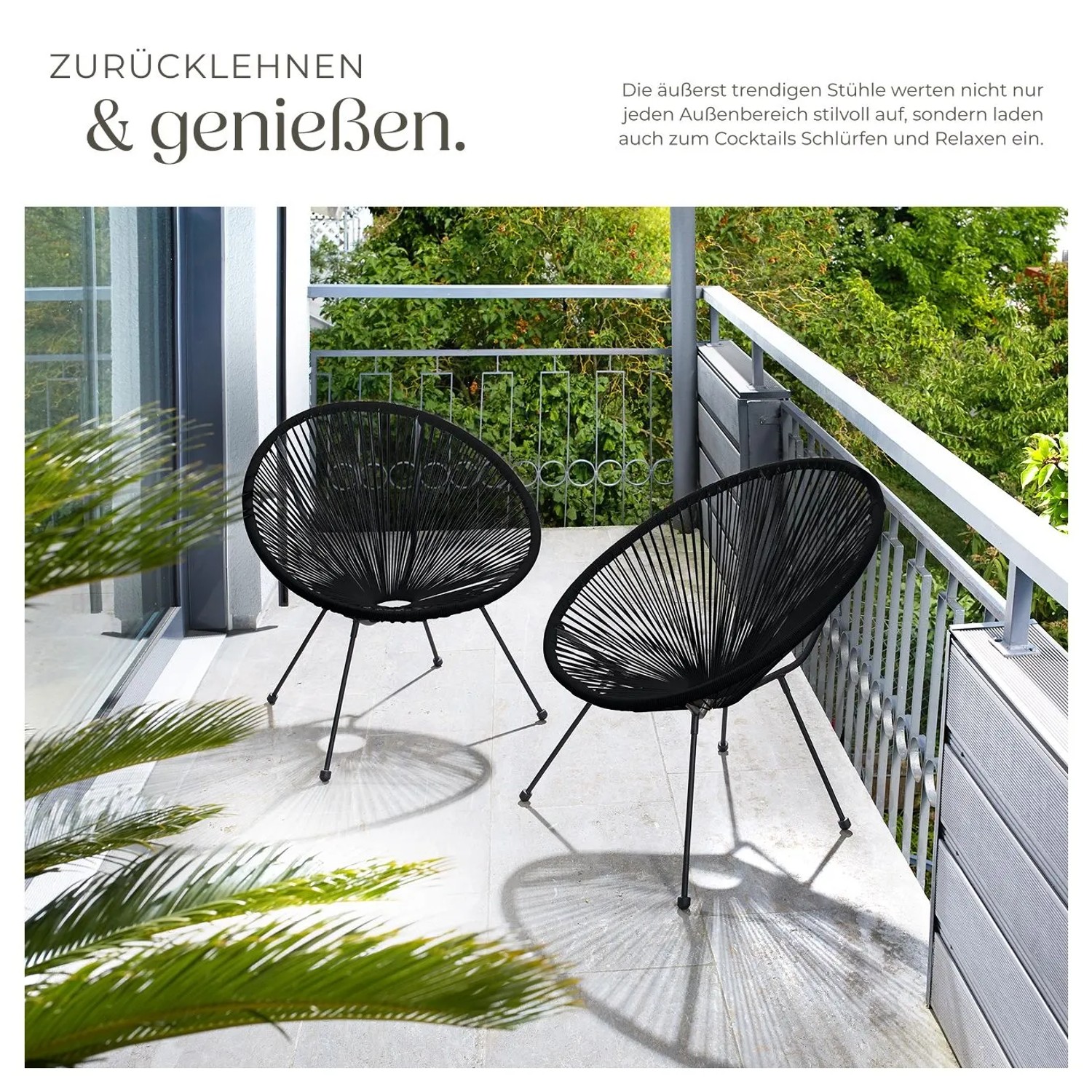 Zwei schwarze Tectake Acapulco Gartenstühle mit Schnurbespannung auf einem Balkon. Modernes Retrodesign Stuhlset.