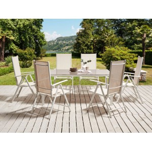 Beiger Beliani Gartentisch CATANIA (160x91 cm) mit weißem Gestell und Stühlen im Garten.