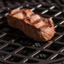 Saftiges Steak mit Grillmuster auf dem Gussrost eines Weber Gasgrills.