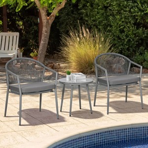 Graues Furnicato Gartenmöbel-Set: 2 Rattan-Stühle mit Kissen und 1 Tisch mit Glasplatte.
