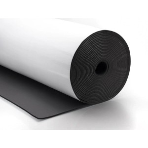 Selbstklebende Rohrisolierung, schwarze Dämmmatte 9mm, 1m breit, aufgerollt mit weißer Schutzfolie für Sanitärinstallation.