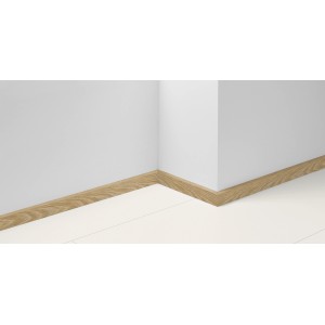 Parador Sockelleiste SL 3 Eiche D031, 40mm hoch, an weißer Wand und Boden.