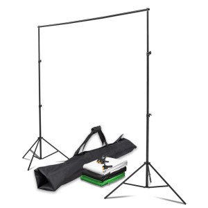 Instarter Fotohintergrundsystem: schwarzer Ständer, Querstange, drei Stoffhintergründe (grün, weiß, schwarz), Tasche, Klemmen.
