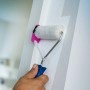LUX Wandkantenroller 10 cm im Einsatz: Hand führt Farbroller an einer weißen Wand entlang.