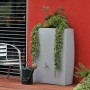 Arves Regentonne Noblesse 275 l Granit mit Bepflanzung und Gießkanne im Garten.