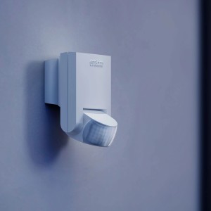 Weißer Steinel Bewegungsmelder IS 130-2 an Wand montiert.