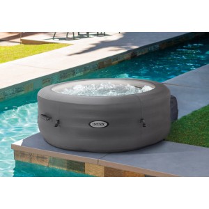 Intex SimpleSpa aufblasbarer Whirlpool (Ø 196 cm) in Grau mit Wasserfüllung im Garten.