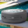 Intex SimpleSpa aufblasbarer Whirlpool (Ø 196 cm) in Grau mit Wasserfüllung im Garten.