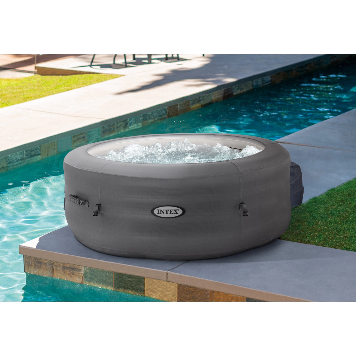 Intex SimpleSpa aufblasbarer Whirlpool (Ø 196 cm) in Grau mit Wasserfüllung im Garten.