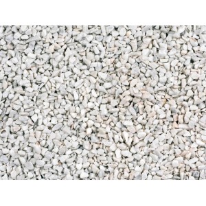 Nahaufnahme von weißem Marmor Splitt Carrara (9-12 mm) als Zierkies für Garten und Wege.