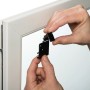 Montage des schwarzen Gardinia Doppelrollos EasyFix am Fensterrahmen.