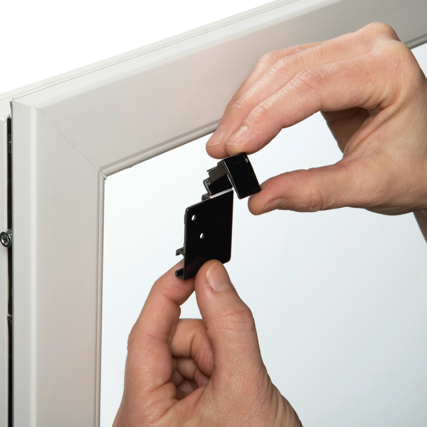 Montage des schwarzen Gardinia Doppelrollos EasyFix am Fensterrahmen.