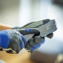 Hände mit LUX Arbeitshandschuhen Tough Gr. 9 bedienen ein Smartphone.