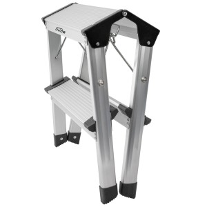 Zusammengeklappte Aluminium Trittleiter GAT 2S mit zwei Stufen und rutschfesten Füßen.