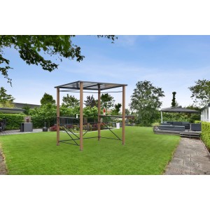 Leco Luxus-Grillpavillon 2,35x1,50m in Holzoptik im Garten, mit Ablageflächen und transparentem Dach.