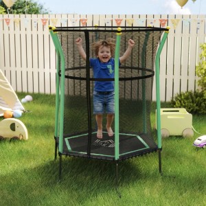 Lachendes Kind springt auf grünem HOMCOM Kindertrampolin mit Sicherheitsnetz im Garten. Robustes Trampolin für Spielspaß.