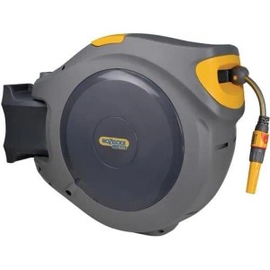 Hozelock Wandschlauchbox Auto Reel, grau-gelb, mit automatischem Schlaucheinzug und Spritzdüse für Gartenbewässerung.