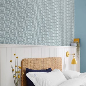 Himmelblaue Joules Vliestapete mit Bienenmuster im Schlafzimmer. Fototapete für ein schönes Zuhause.