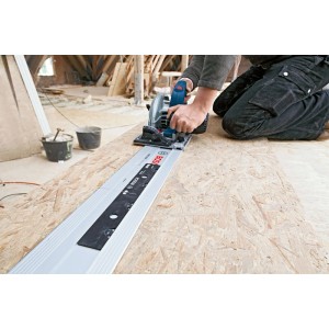 Person sägt mit Bosch Professional Kreissäge auf Führungsschiene Holzplatte. Verbindungsstück FSN VEL für exakte, lange Schnitte.
