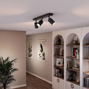 Schwarzer Philips LED-Spot Wyatt mit 3 schwenkbaren Köpfen an der Decke, beleuchtet modernen Wohnraum.