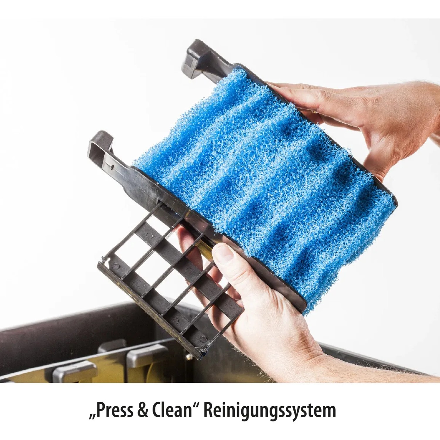 Heissner Teichfilter-Set: Blaue Filterschwämme im schwarzen Rahmen, Teil des "Press & Clean" Systems.