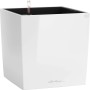 Weißer, hochglänzender Lechuza Cube Premium Pflanzkübel 30x30 cm mit Bewässerungssystem.