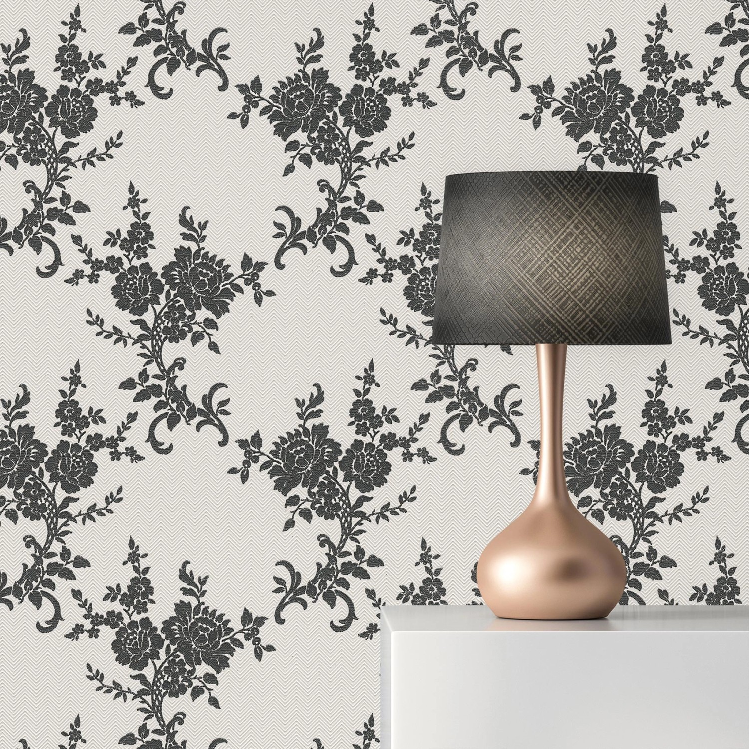 Barock Tapete Giulia in Weiß und Creme mit floralen Ornamenten.