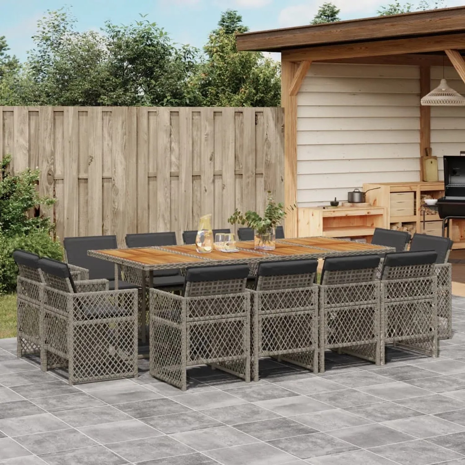 13-tlg. Garten Essgruppe mit grauen Polyrattan Stühlen und Akazientisch mit Kissen.