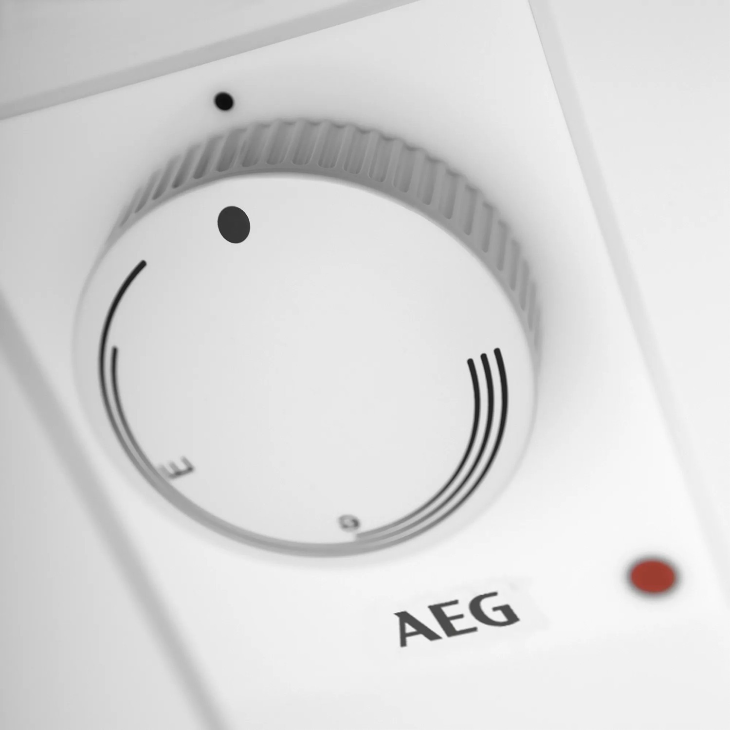 Detailaufnahme: Temperaturregler des AEG Kleinspeichers Huz 5 Basis, Warmwasserspeicher.