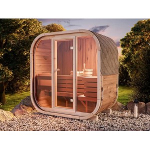 FinnTherm Fasssauna Ellipso M aus Thermoholz mit Glastür und Dachschindeln im Garten.