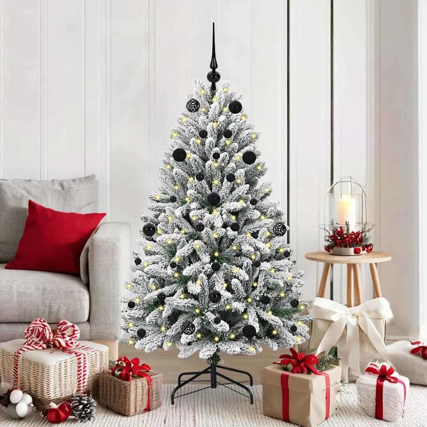 Geschmückter, künstlicher Weihnachtsbaum (150 cm) in Grün-Weiß mit LED-Lichtern und Christbaumkugeln.