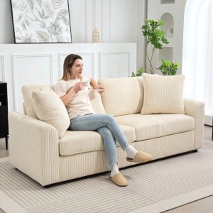 Cremeweißes HOMCOM 3-Sitzer Sofa mit Cordbezug im Wohnzimmer, Frau entspannt sich. Ideal für Wohnzimmer & Schlafzimmer.