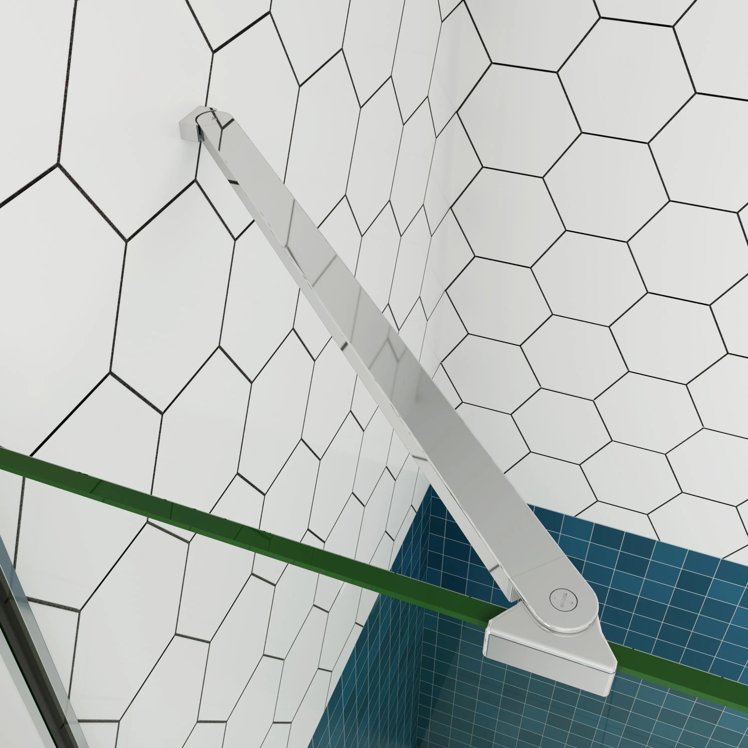 Detailaufnahme: Stabilisierungsstange der Walk-In Dusche mit Klarglas und Chrom-Rahmen.